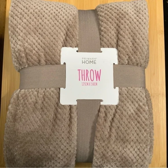 Primark throw. Super‎ soft. - Picture 3 of 4